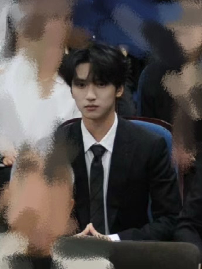 严浩翔答辩大合照严浩翔衬衫西装高智味  严浩翔答辩大合照，严浩翔衬衫西装高智味，