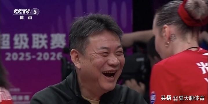 蔡斌拉着沃龙科娃的手，笑得合不拢嘴的！上海女排跟北京女排这场球，打得是非常热闹的