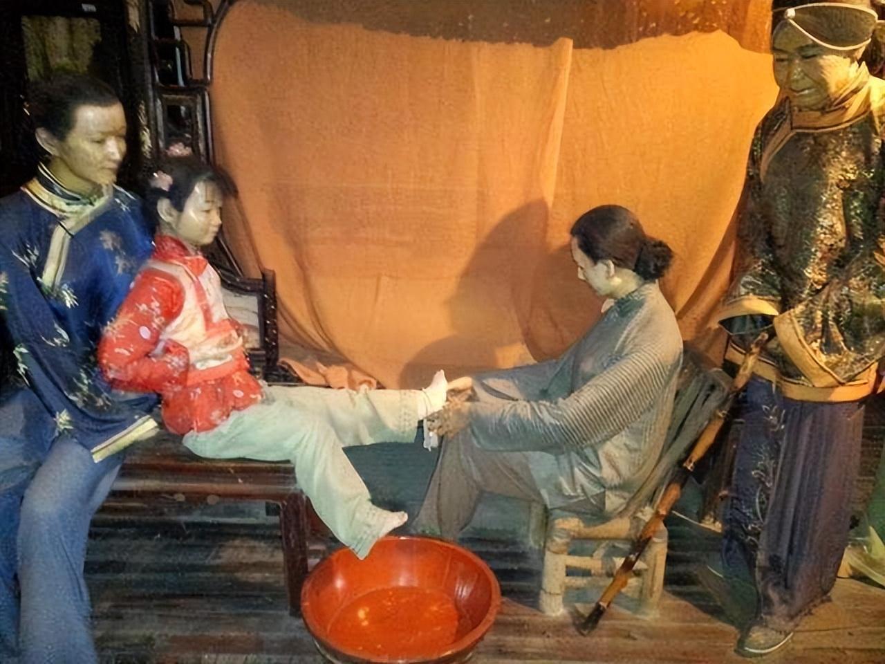 古代男子让妇女缠足，为何却要她们穿长裙，走路时还不能露出脚？
 
在中国古代，女