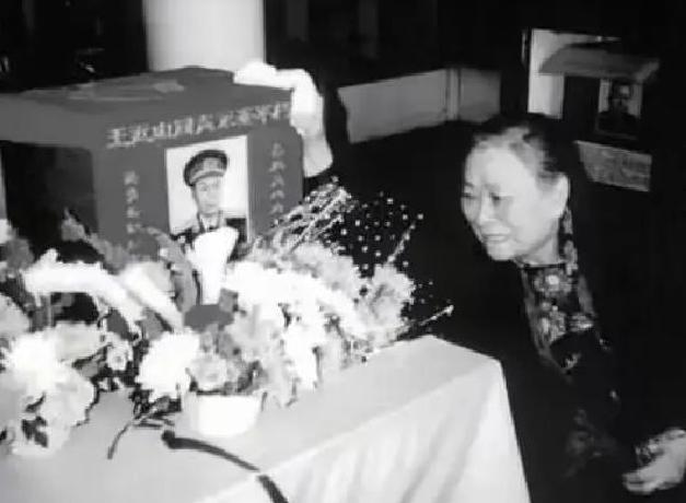 1978年王近山去世前留下死命令：不许前妻来灵堂，她连夜赶到南京，却被警卫员含泪