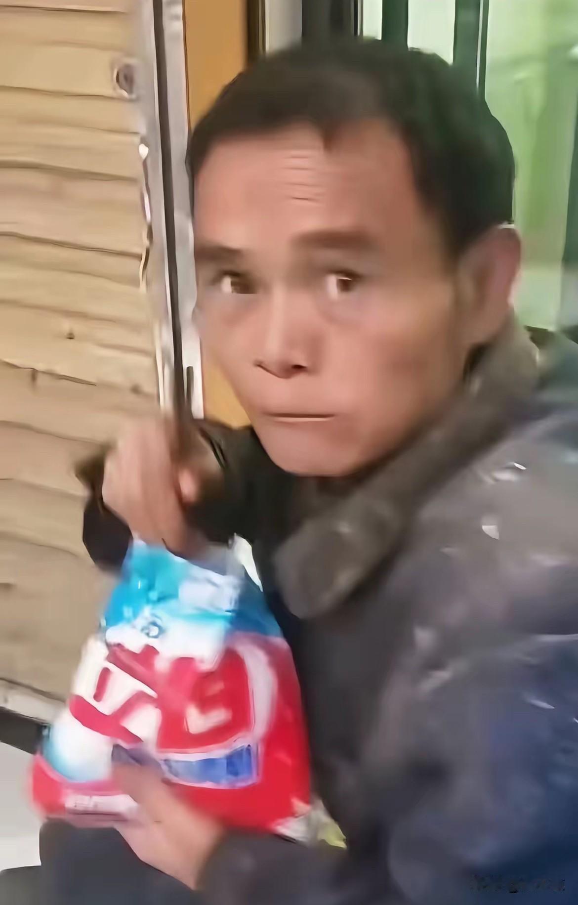 看到这位陌生人用洗衣粉袋子吃饭，眼泪瞬间滴落[流泪]


忽然间不明白人到底是为
