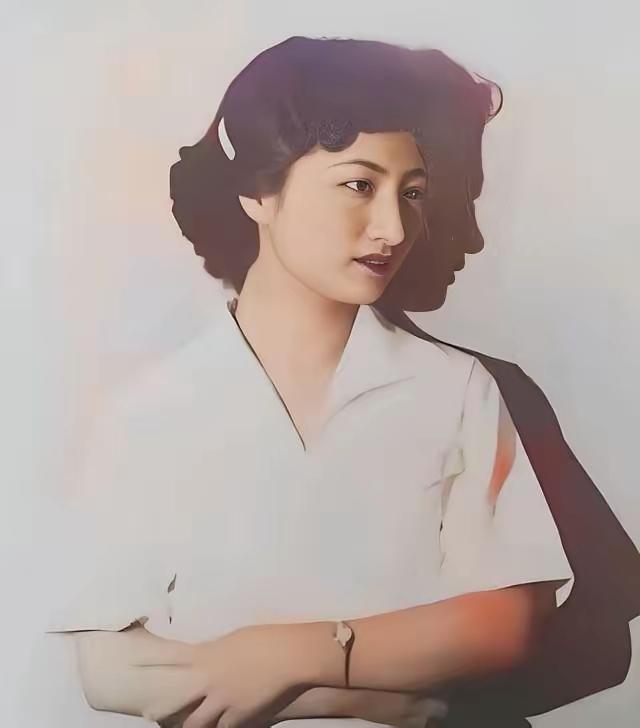 1949年，国民党美女特工张春莲，为了保命，隐姓埋名嫁给农民，30年生下8个孩子