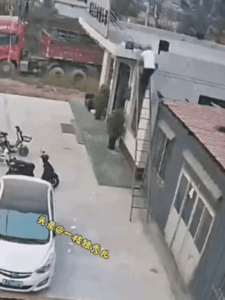 我们为什么要锻炼身体？看到这个画面，大概已经找到了答案，如果这个大哥平常不经常锻
