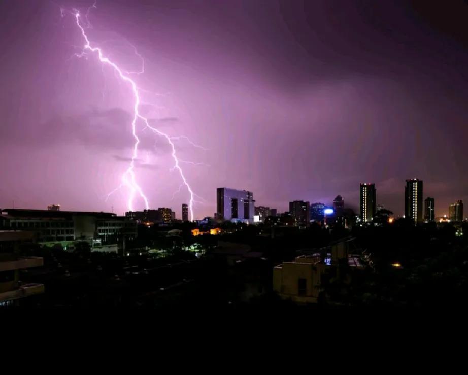 呶，下了！暴雨！
夹杂着闪电。

雷声隆隆
在那遥远的地方～
闷闷的响着……

