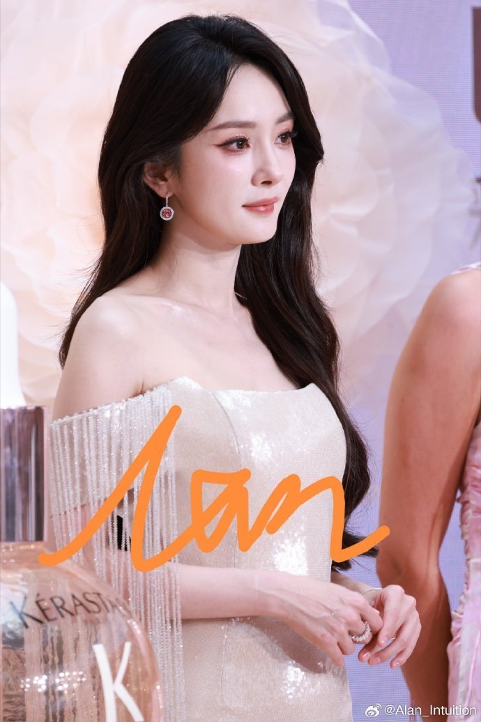 杨幂连轴转美成这样连轴转的杨幂 杨幂连轴转美成这样，状态太好啦 