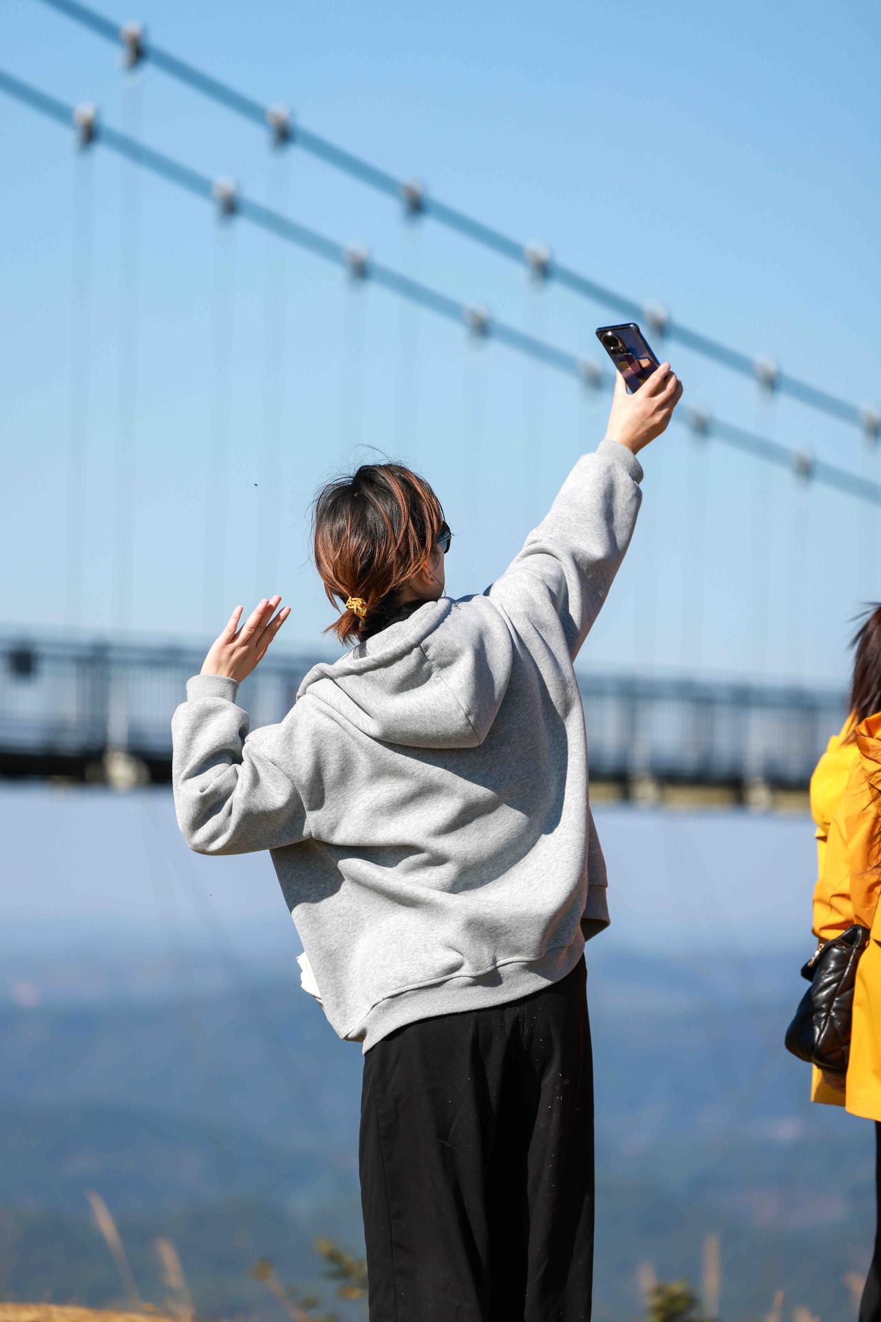 组图｜蓝天为幕，草地为毯，今日份快乐超标！蓝天酷感照 蓝天休闲照 蓝天白云蓝草地