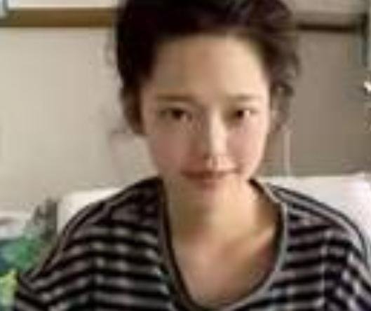 2025年12月30日，年仅25岁的网红秦贝贝离世，并于当天下葬。
秦贝贝来自山