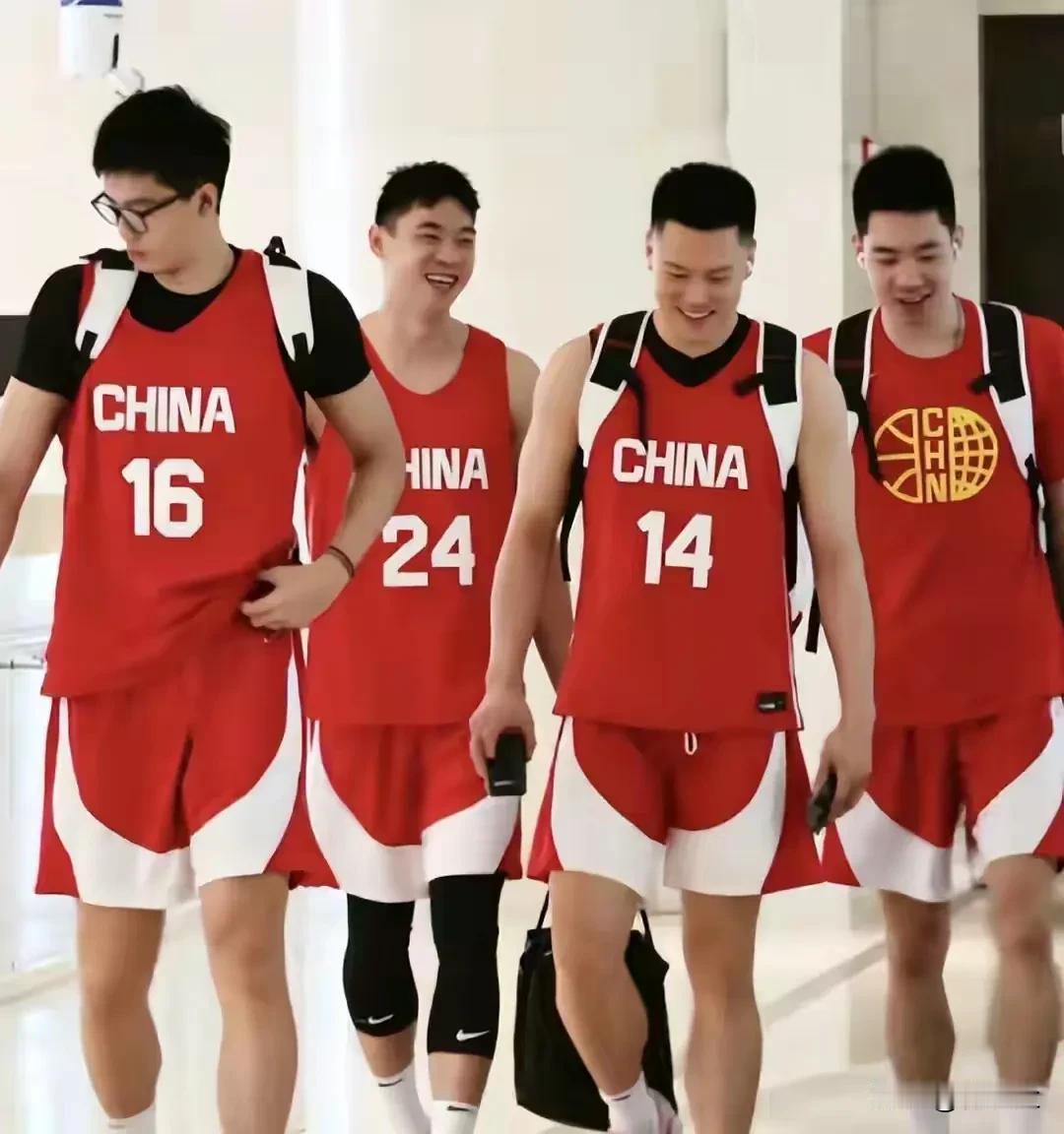 海口五源河体育馆，贺希宁用25分告诉年轻人：放开打

7月27日晚，海口五源河体