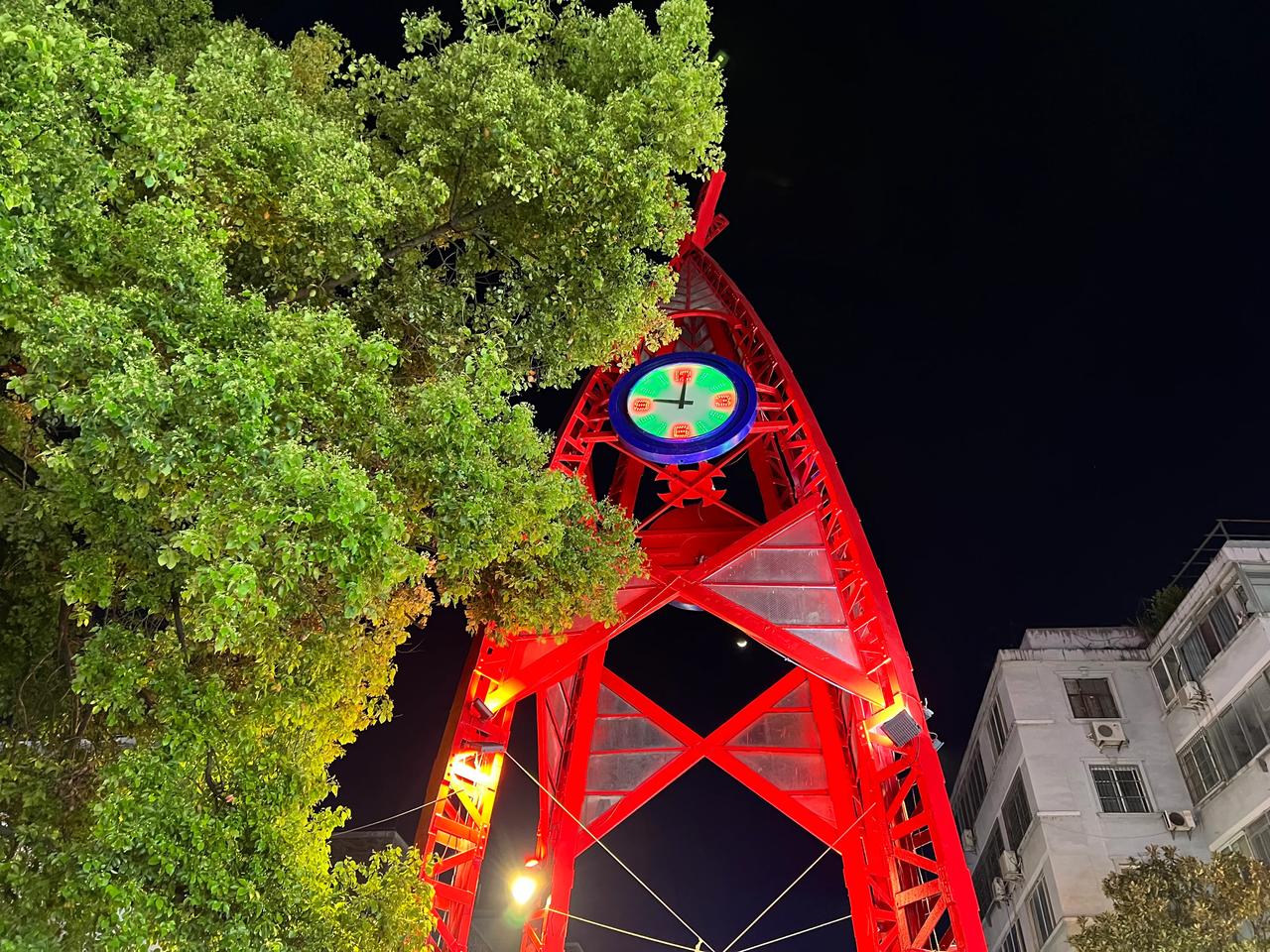 都说桂林的尚水美食街非常的热闹，但是今天来一看觉得人不是很多，没大有人气。可能是