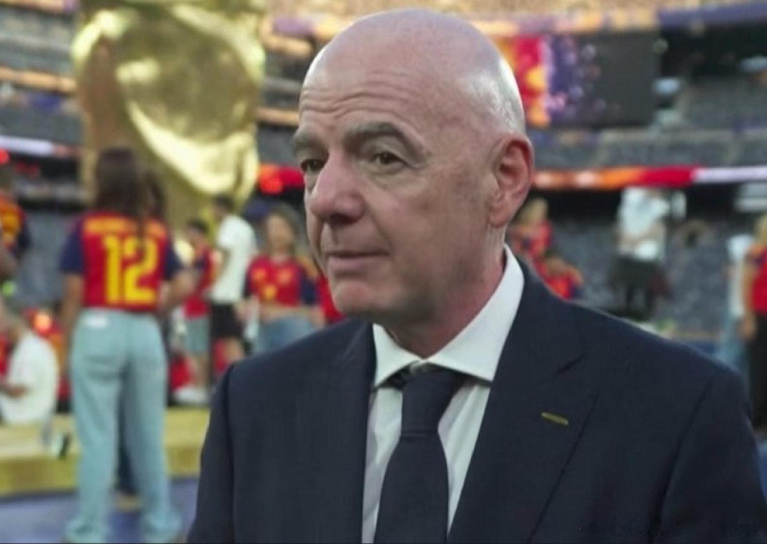 【国际足联考虑修改越位规则】FIFA主席回应下届是否扩军 7月20日，在世界杯决