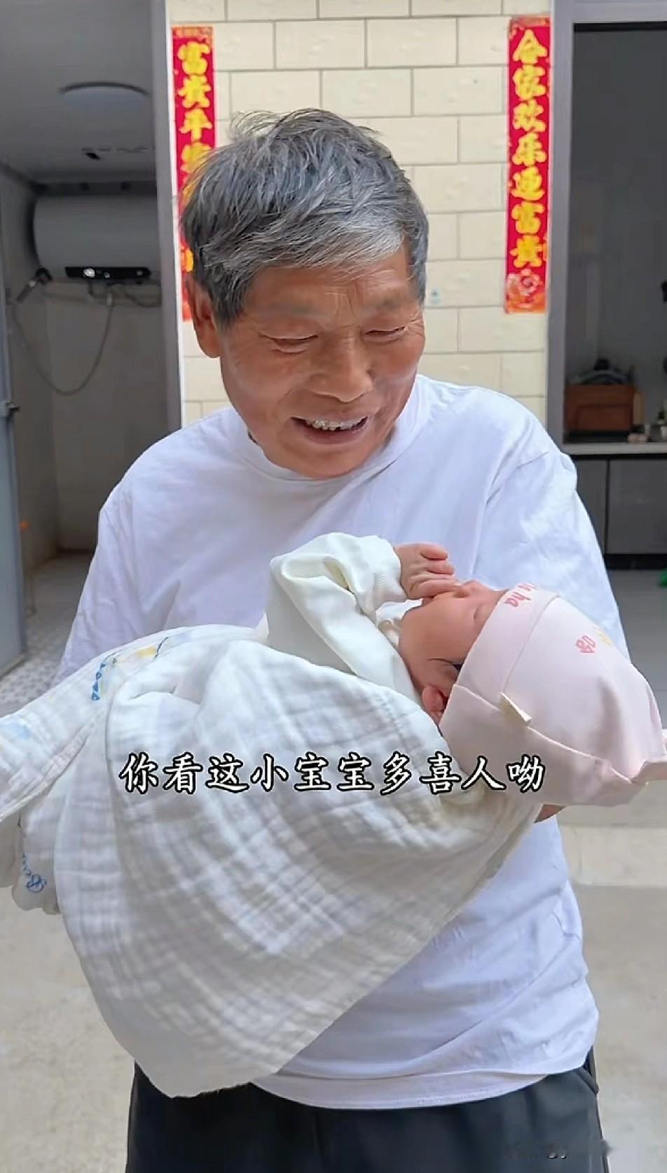 树兰抱着海泉小闺女满心喜欢，妮娃吃醋说要生闺女，海泉也是心大，树兰感冒严重还在喝