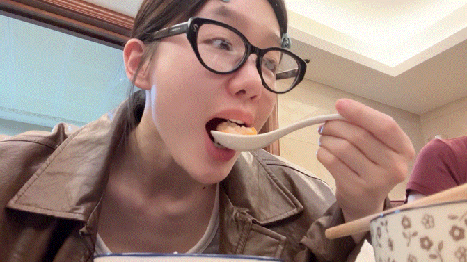 徐梦洁上节目自带蘸料 自带蘸料的仪式感拉满！徐梦洁这对吃的执着太可爱，看她拌料的