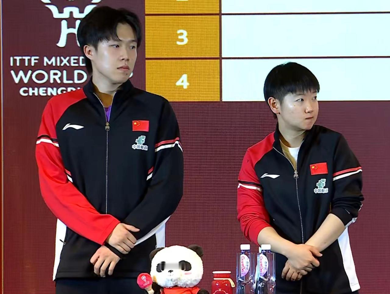 别再群发“冬至快乐”了，你的偶像根本记不住。
鹿晗排练到凌晨，会点开超话，看那条