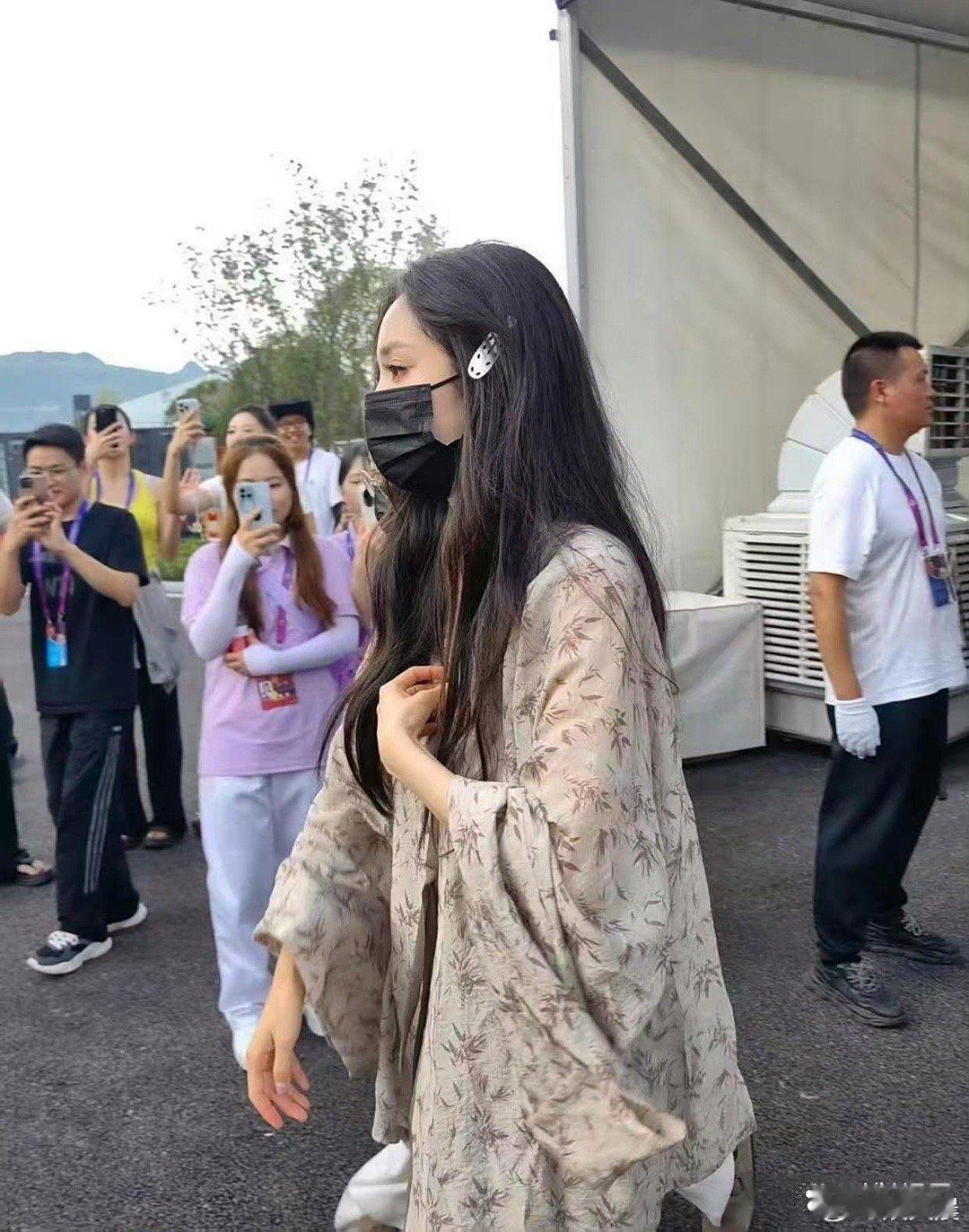 真的不敢想象杨幂现实中得有多美！镜头里已经足够惊艳，现实中怕是美到让人失语～ 