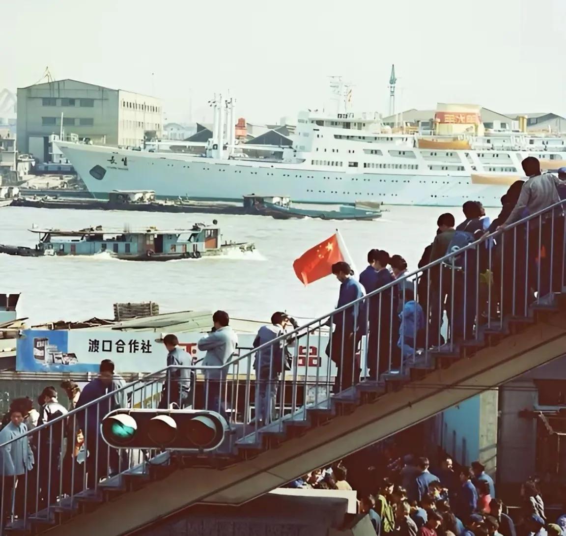 1990年，上海浦东开始开发，随后是一年一个样，三年大变样了！浦东的开发开放，带