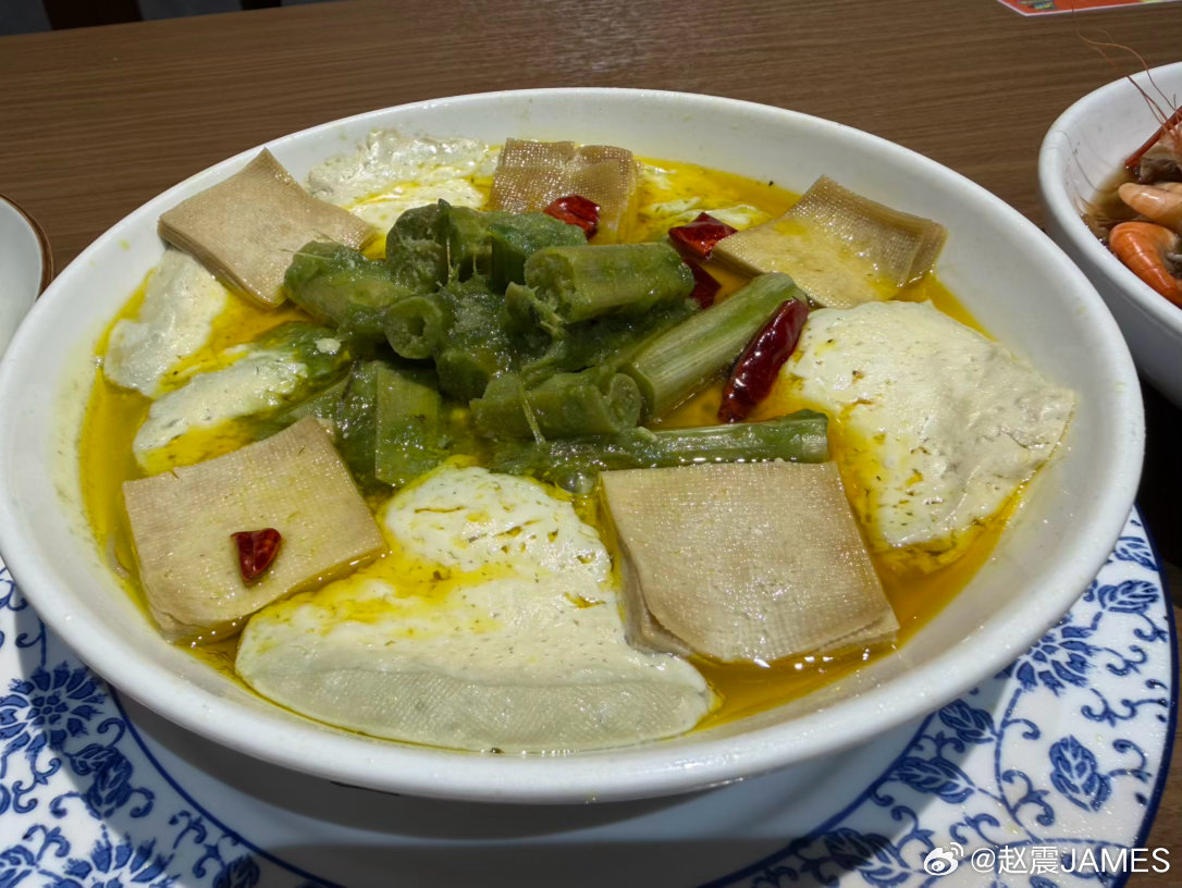 很难想象我一个东北人有多热爱绍兴菜，特别是这道蒸三臭，苋菜梗、霉千张、臭豆腐简直