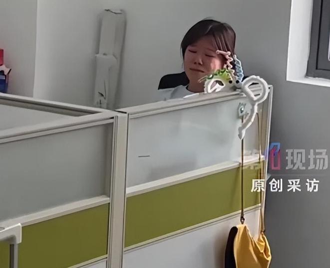 深圳，一位小学老师，在办公室批作业，批着批着，突然哇的一声哭了出来。同事以为她家