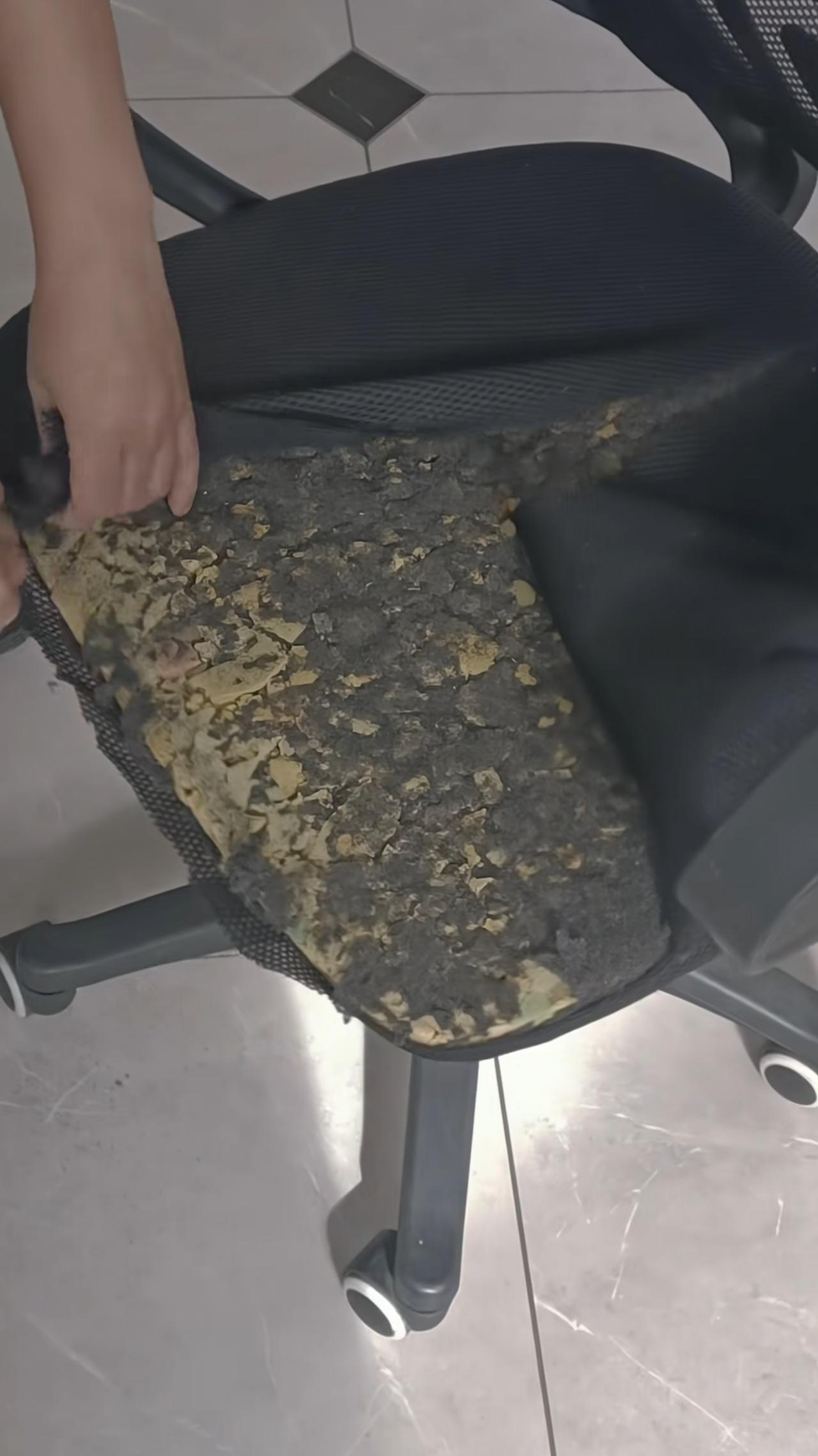 近日，一男子老是生病，去医院打吊瓶都去了好几天，一直找不到病因，直到有一天他注意