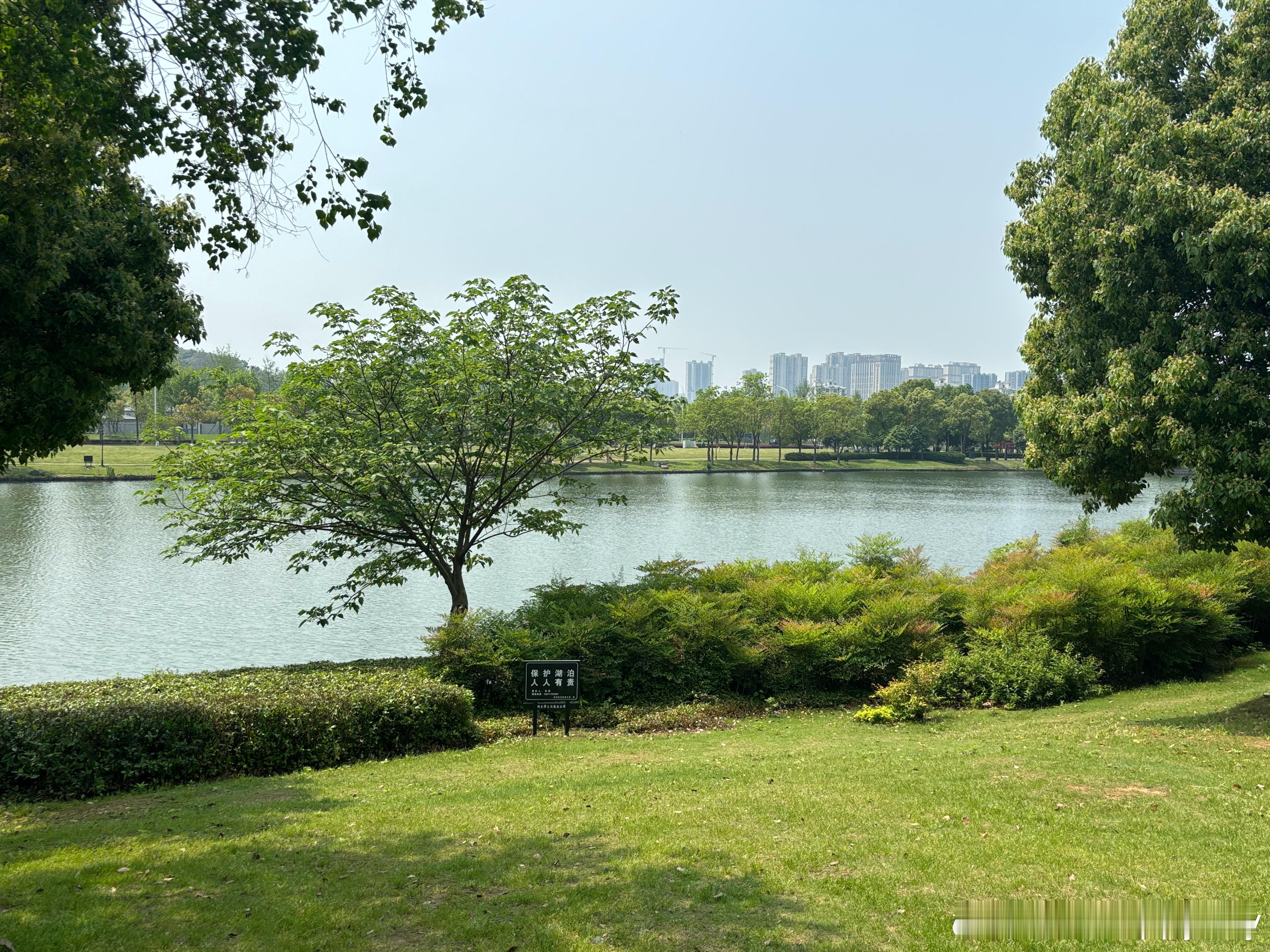 只要有点空闲，就会和马冬梅一起带娃锻炼。天气好就户外徒步，天气不好就室内私教。我