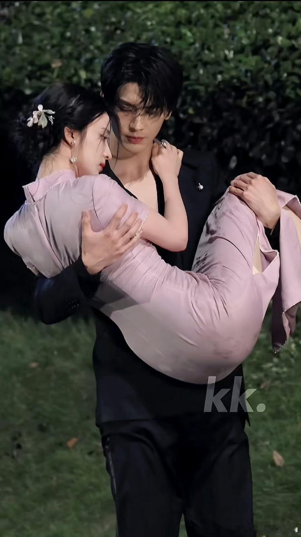 张凌赫王楚然落水公主抱好标准的男人和女人🥵🥵🥵这一秒过火太过火了 ​​​