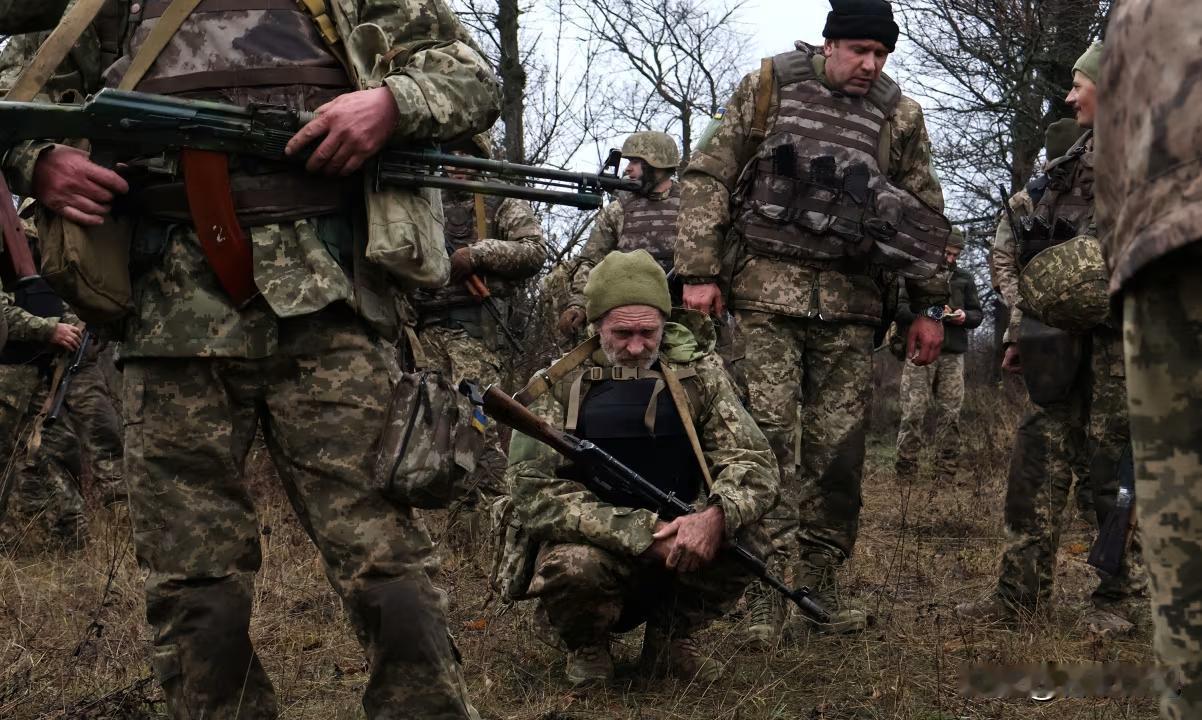 乌军一年伤亡51.3万？前线缺人到要用新兵填坑

这数字一出来，谁都愣了神。51