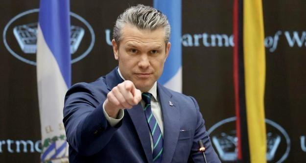 美军这回真是出了大新闻，据美国匿名官员爆料，国防部长赫格塞思直接绕开所有规矩，把