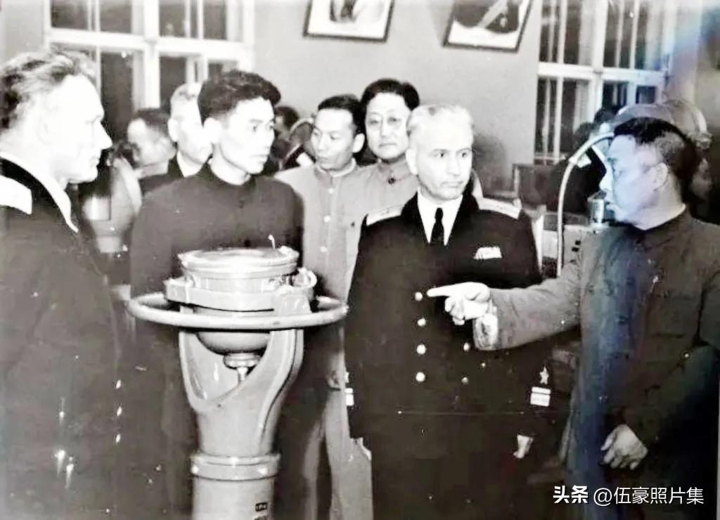 1958年10月，海军政委苏振华（右一）率专家代表团访问苏联期间参观苏联军工科技