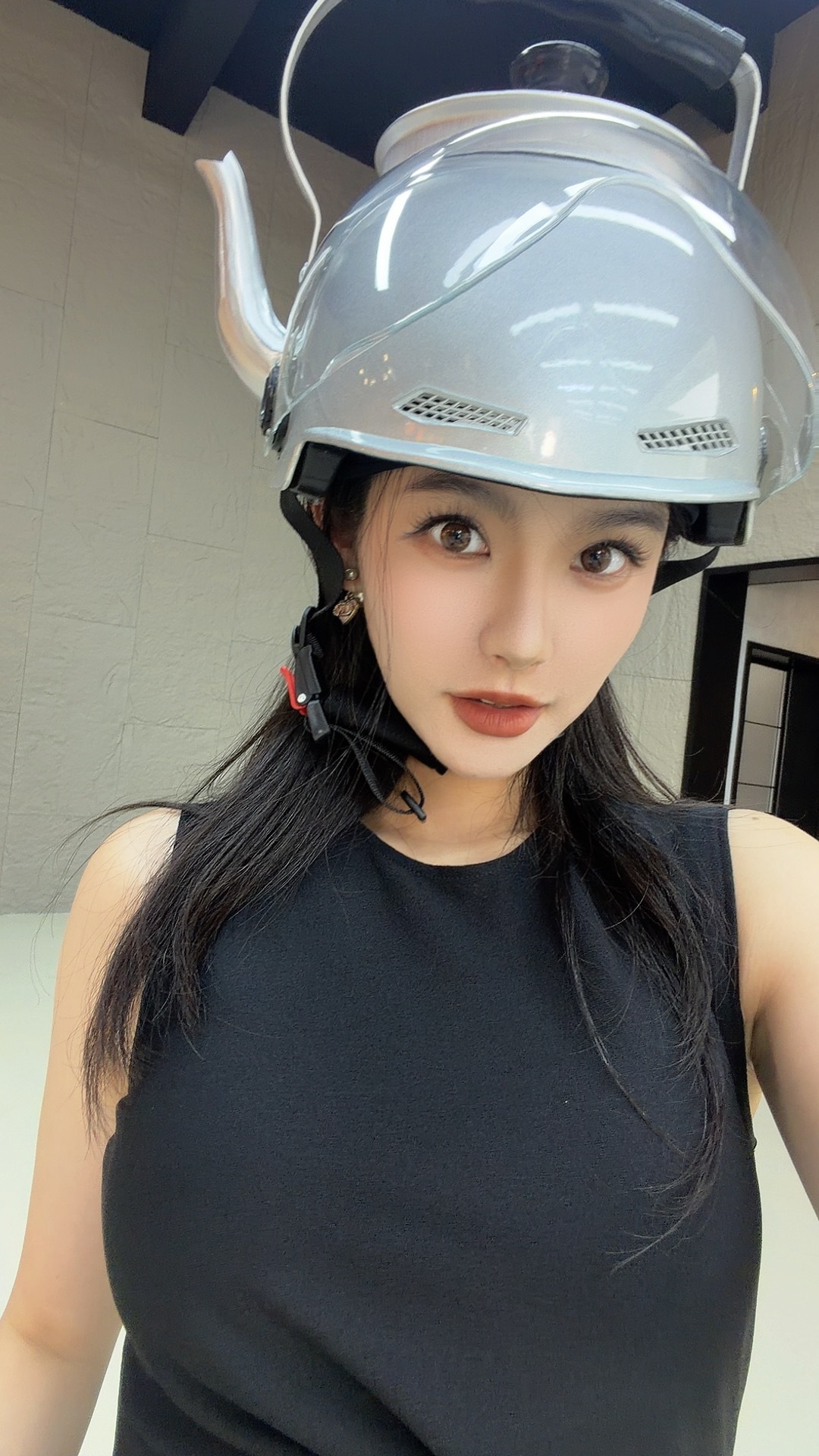 喜欢嘛？我的头……盔。 