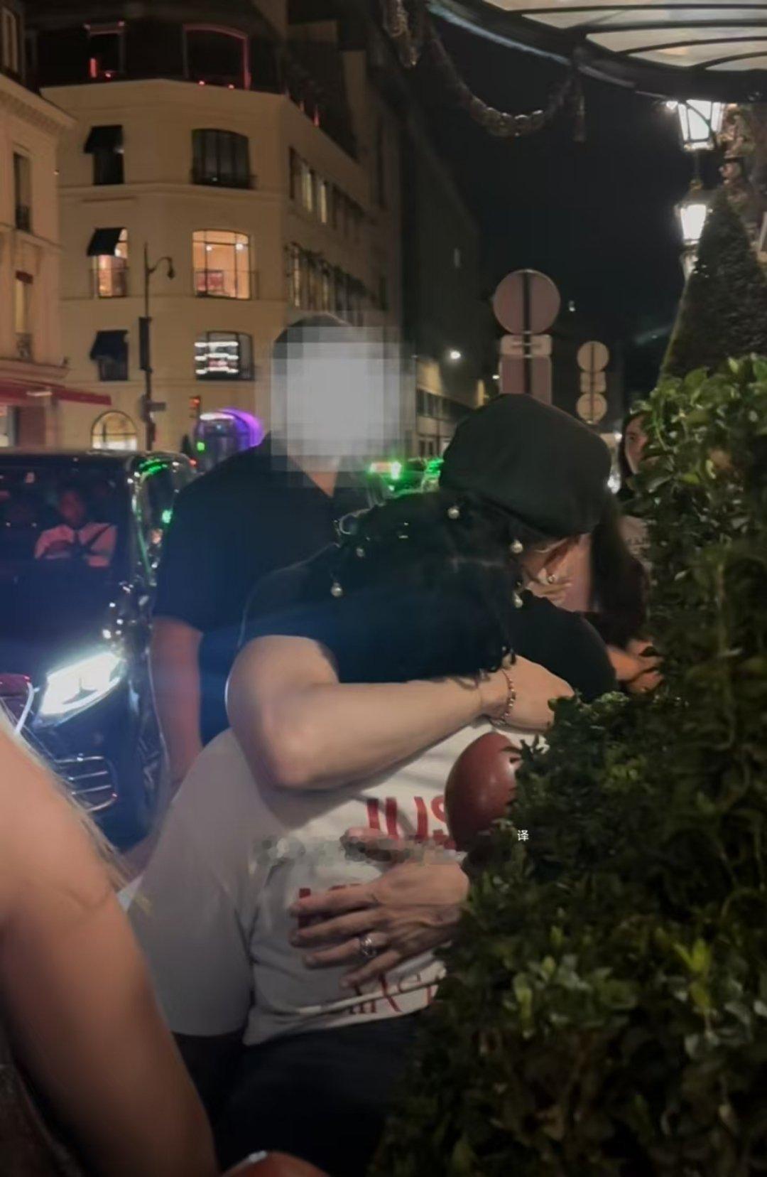 王嘉尔亲了粉丝一口王嘉尔亲粉丝亲出声了王嘉尔亲了粉丝一口，还亲出声了，啊啊啊啊啊