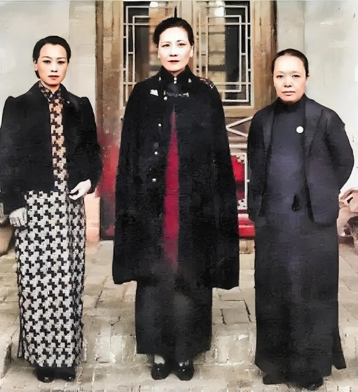 40年代，马鸿逵的四姨太刘慕侠、马鸿逵的庶母马书诚，一张罕见的合影，中间的人物是