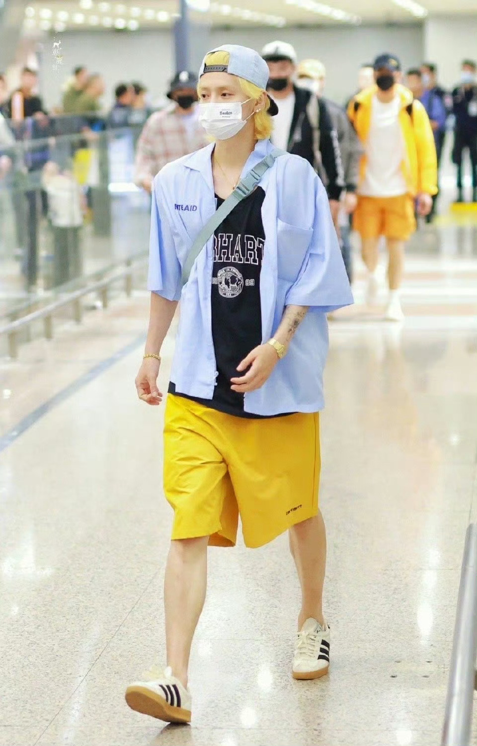 鹿晗金发路透，怎么样，帅吗[哇] ​​​