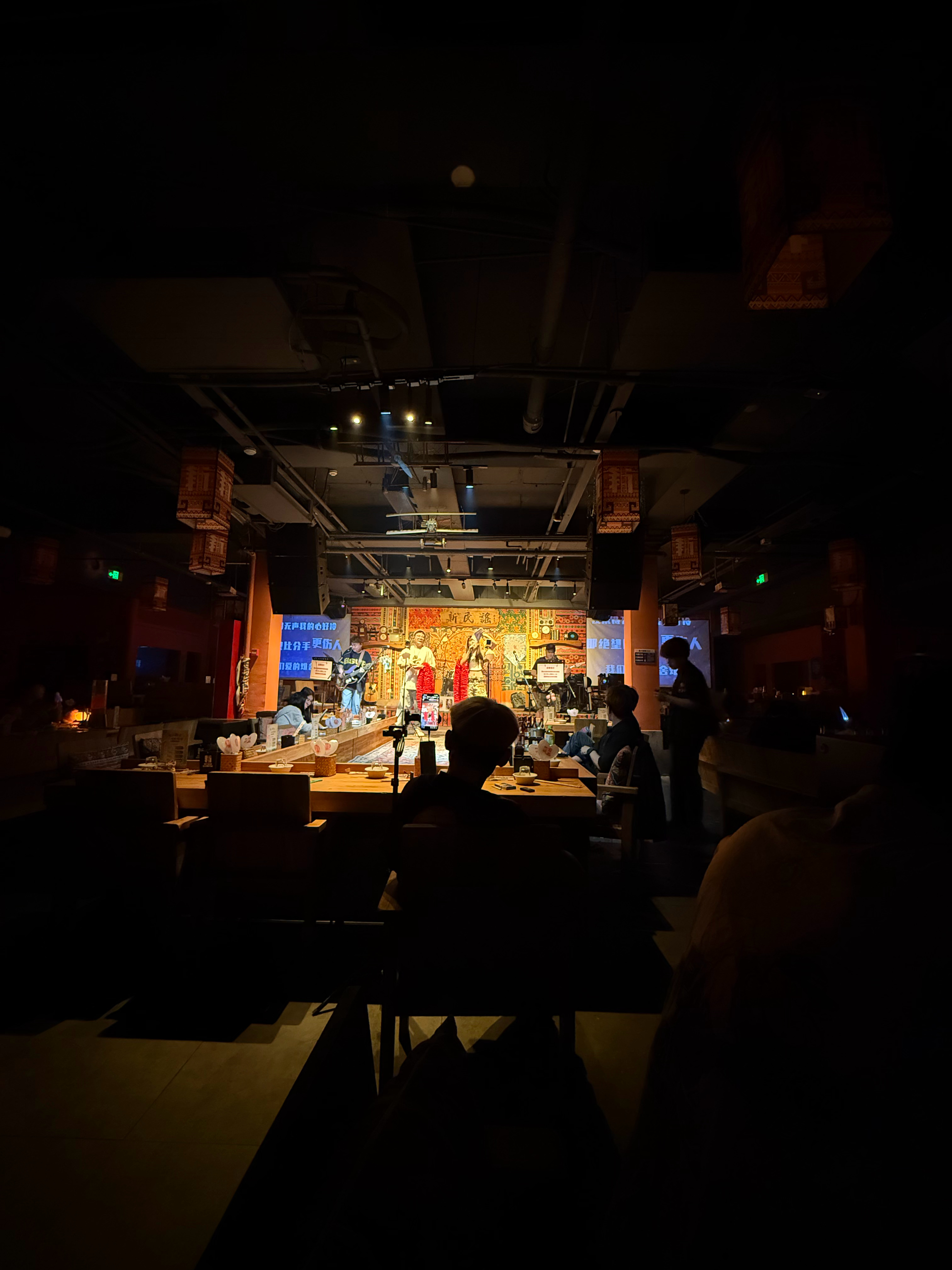 小酌两杯。 
