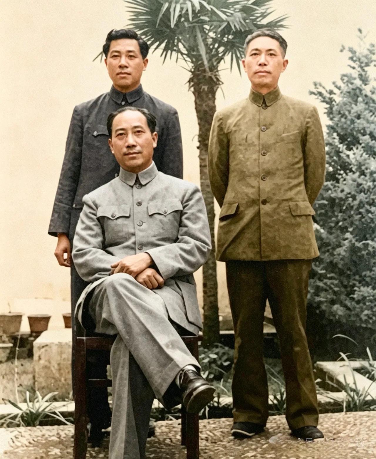 1945年，抗战胜利后，戴笠与弟弟戴春榜和独子戴藏宜的合影，除了亲戚关系外，戴笠