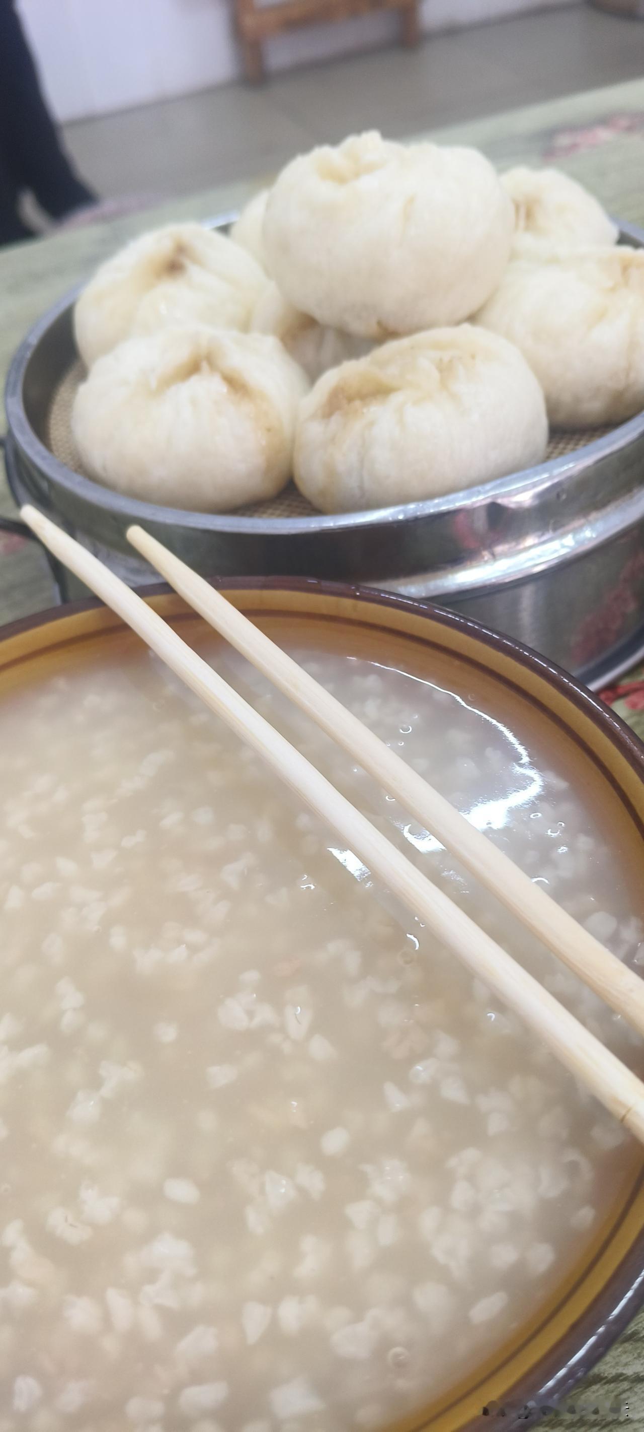 价格总共7元，一碗稀饭1元，一笼小笼包6元，消费也挺实惠。

现在挣钱真不容易，