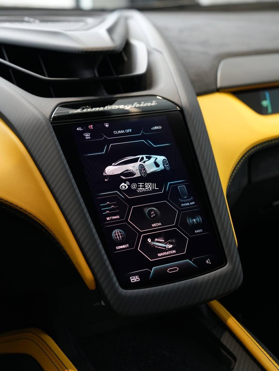 2026款|兰博基尼Revuelto定制版缎面哑光黑。拥有6.5L自然吸气V12