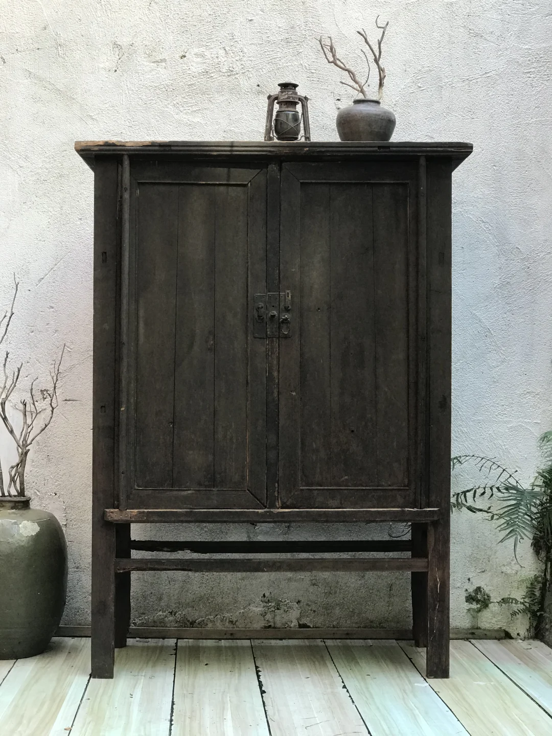 落地书柜、玄关柜、边柜；民宿茶室侘寂家具。