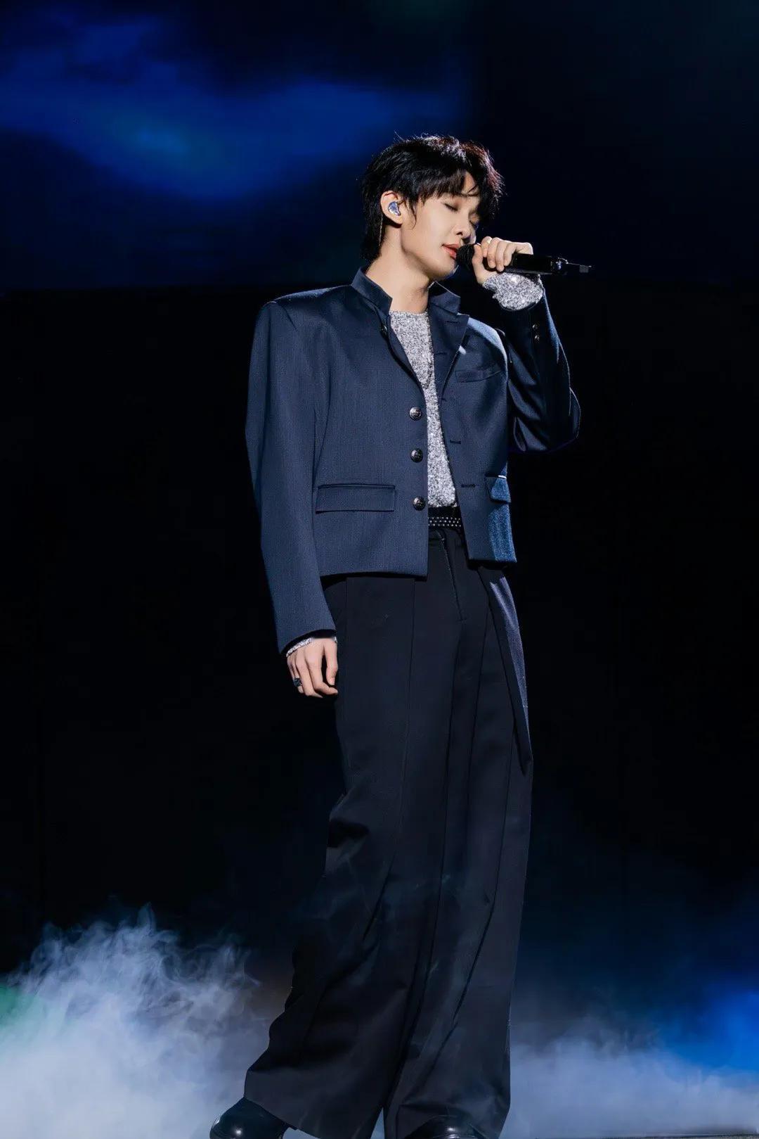 值得表扬[赞][赞][赞]
11月11日，王赫野在杭州演唱会上大屏幕滚动播放丢失