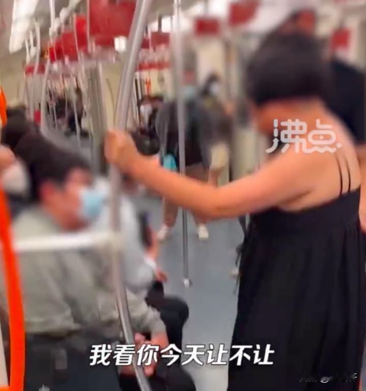 “要点脸行吗？”上海，男子下班后，坐地铁回家，途中被一名孕妇要求给她让座，男子刚