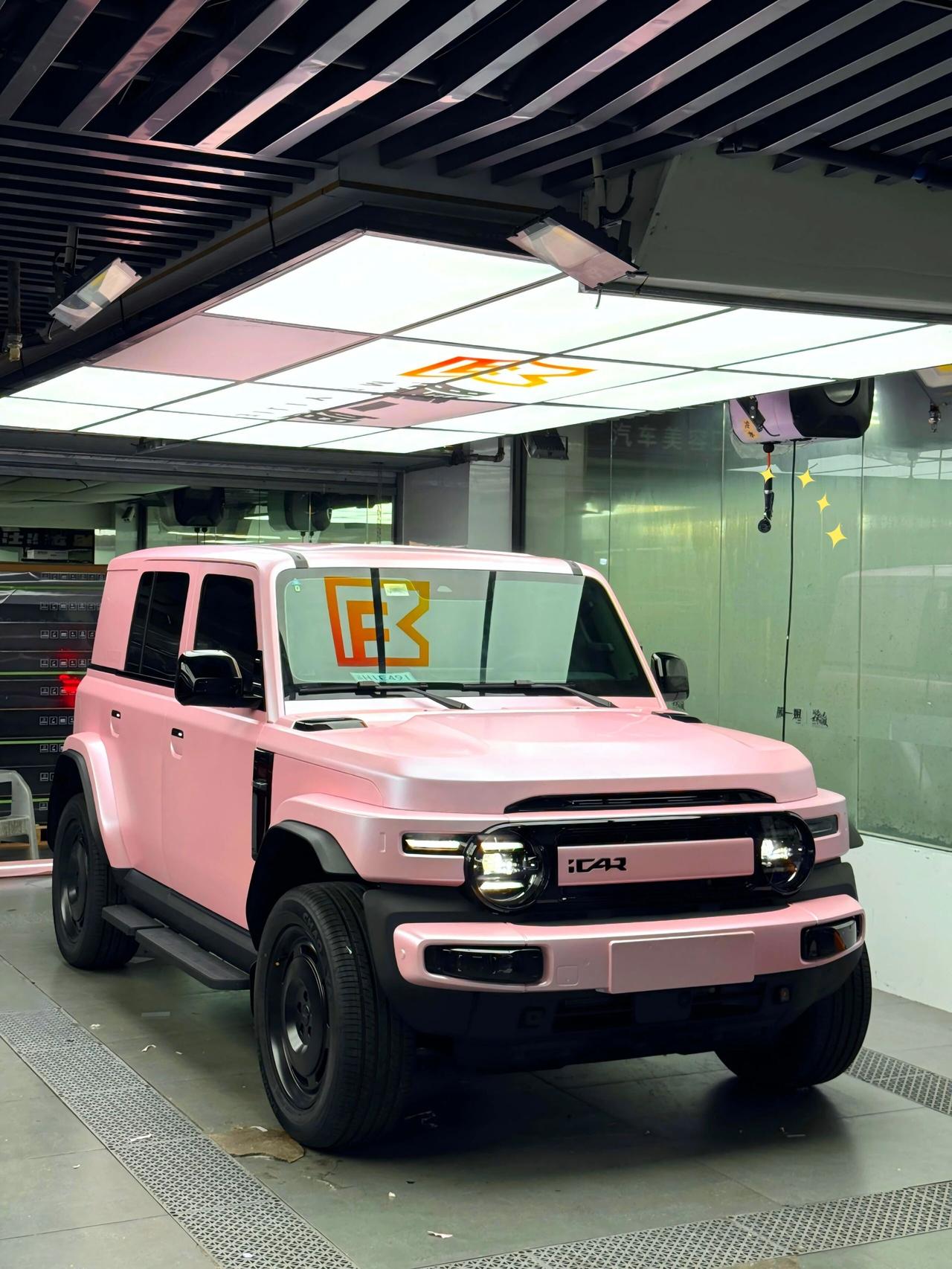 奇瑞iCAR V23｜电光樱花粉，甜酷出圈低饱和柔粉搭配电光质感，街头行驶自带滤