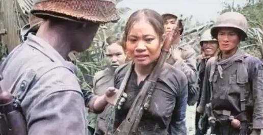 70年代越战期间，越南女兵不幸被美军俘获。镜头之下，越南女兵面对着美军随时击发的