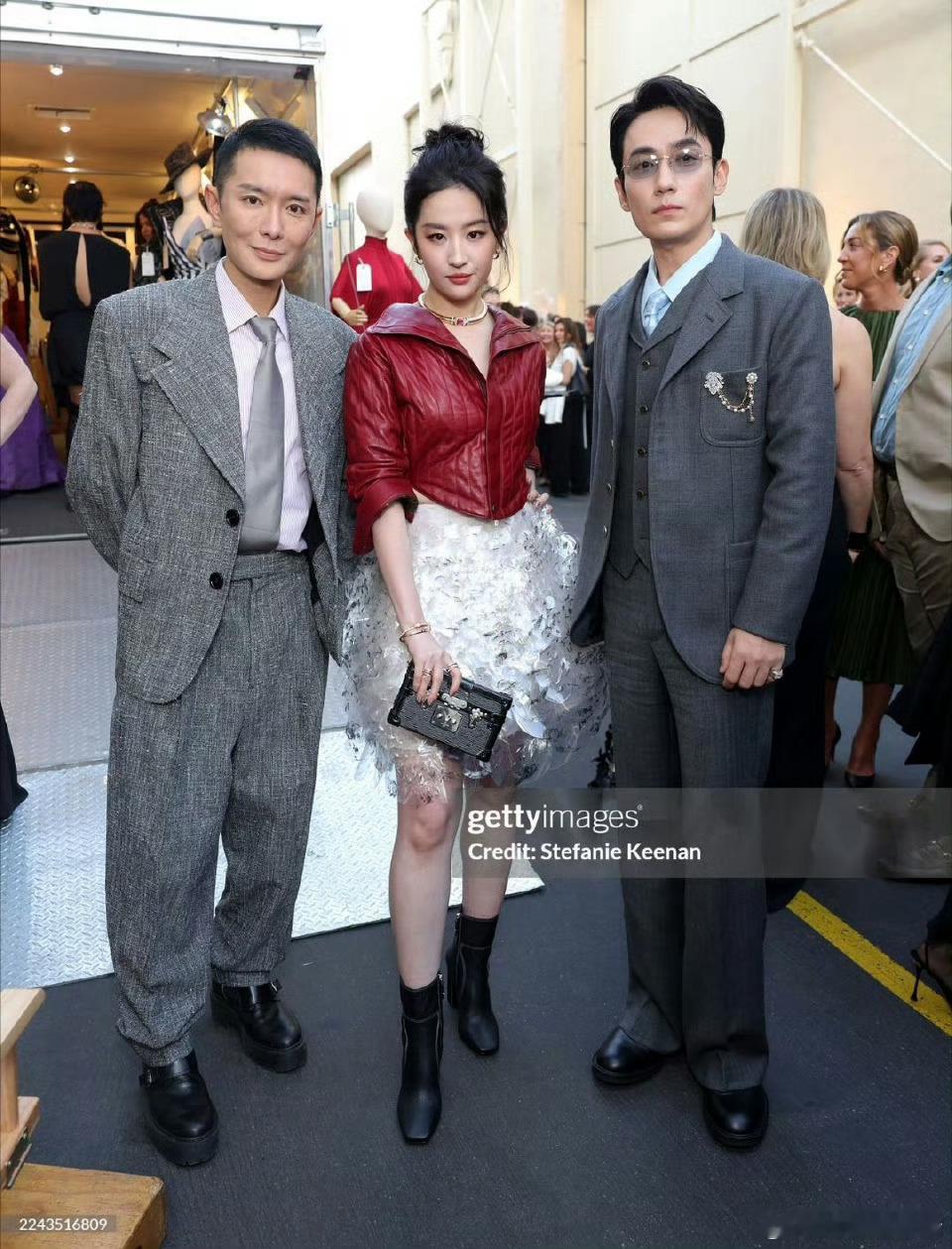 刘亦菲朱一龙秀场同框两人出道这么久，居然没有合作过，你们期待俊男美女合作吗？[羞