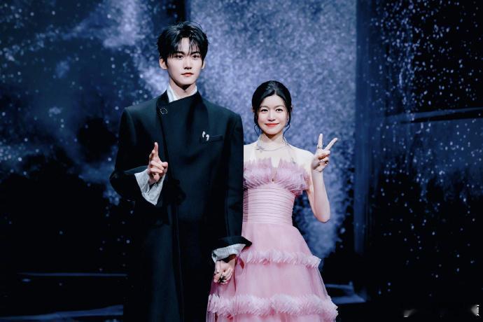 陈妍希周柯宇 马场姐弟 看了的春晚大赏 马场，谁不得说一句狙击蝴蝶超强售后啊，连