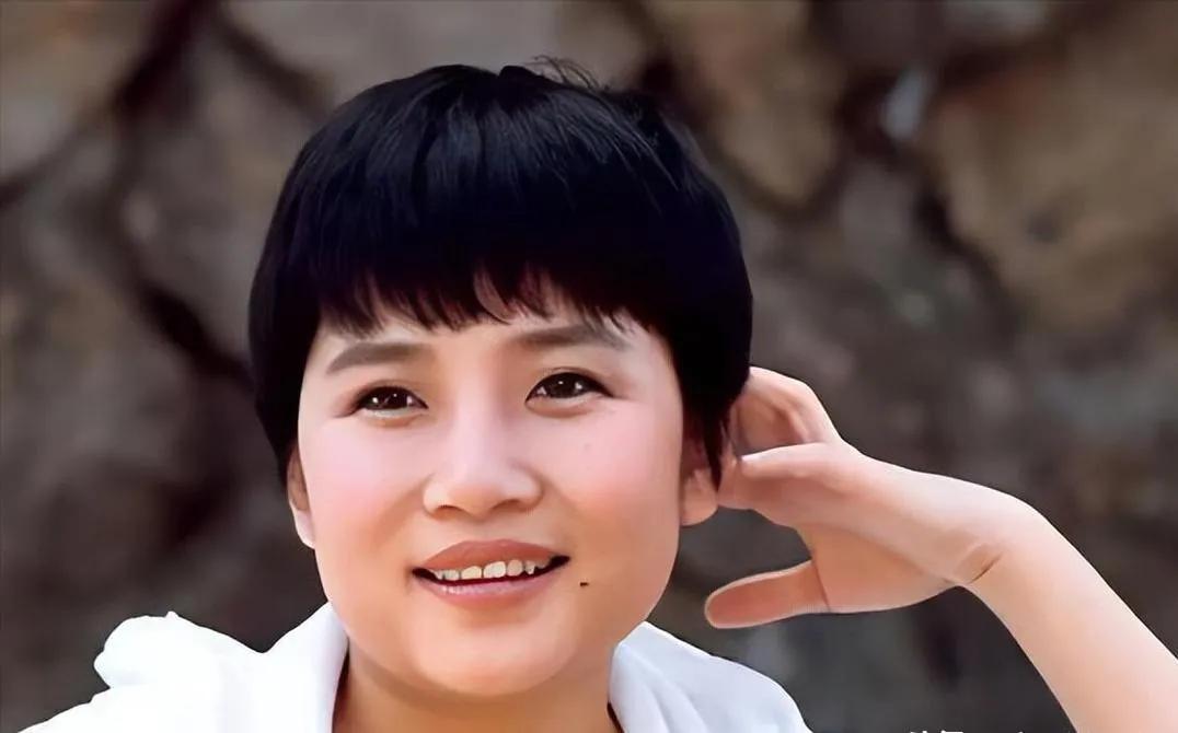云朵和李娜比就是小学生水平

听过李娜演唱《青藏高原》和《嫂子颂》的人，会感觉李