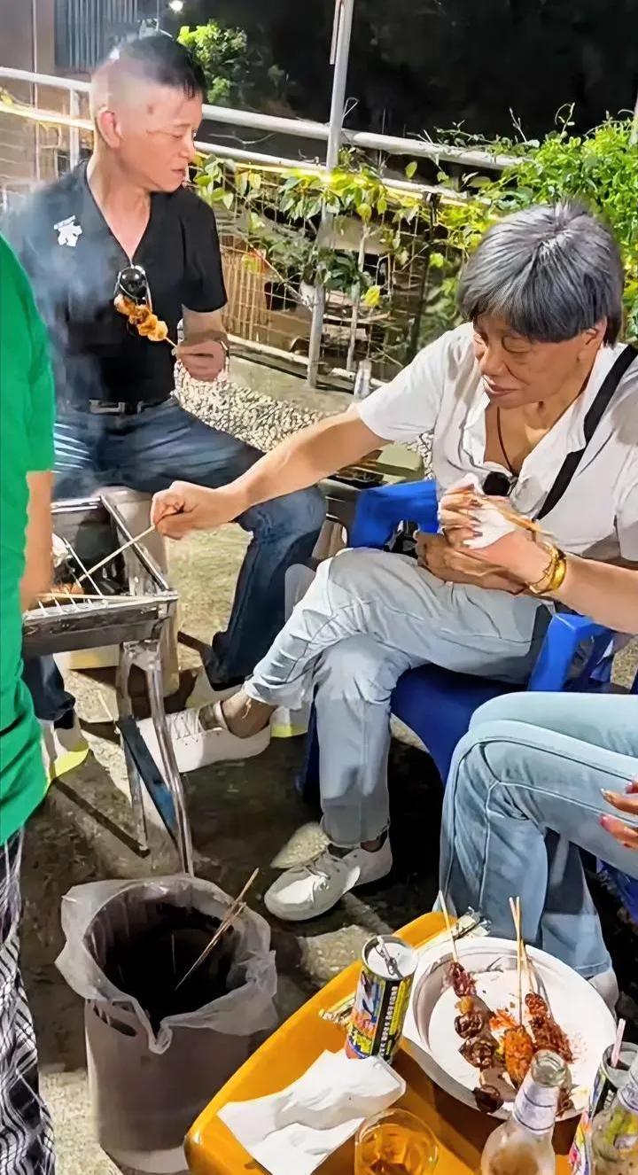 梁小龙不是死于心脏衰竭。
是深夜的火锅、清晨的拳脚，和从不间断的酒杯，联手撕开了