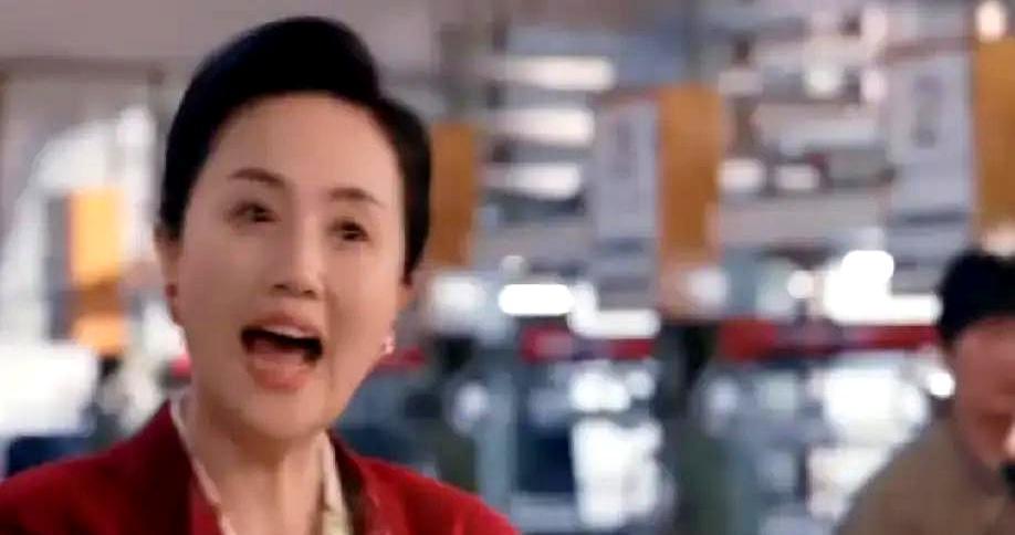 他没回来娶她，而是把一座城的担子，砸在了她肩上。
没有一句告白，只有一个对视，他