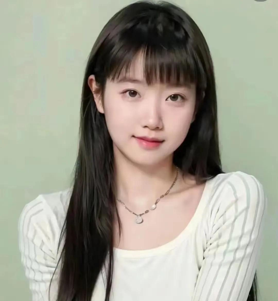 原来莎莎长发这么美，特别是笑起来更好看了，完全就是一枚萌妹子。
短发就精干很多，