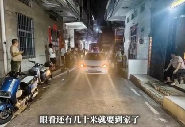 “被代驾下套了？”近日，海南一名男子酒后叫代驾，眼看着几十米就到家了，因家门口巷
