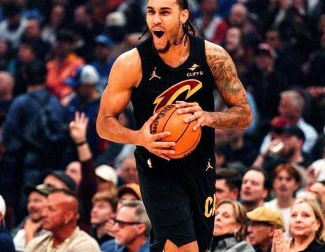 NBA东部决赛，尼克斯对阵骑士的比赛中，出现了奇葩的一幕。第二节比赛还剩下三分钟