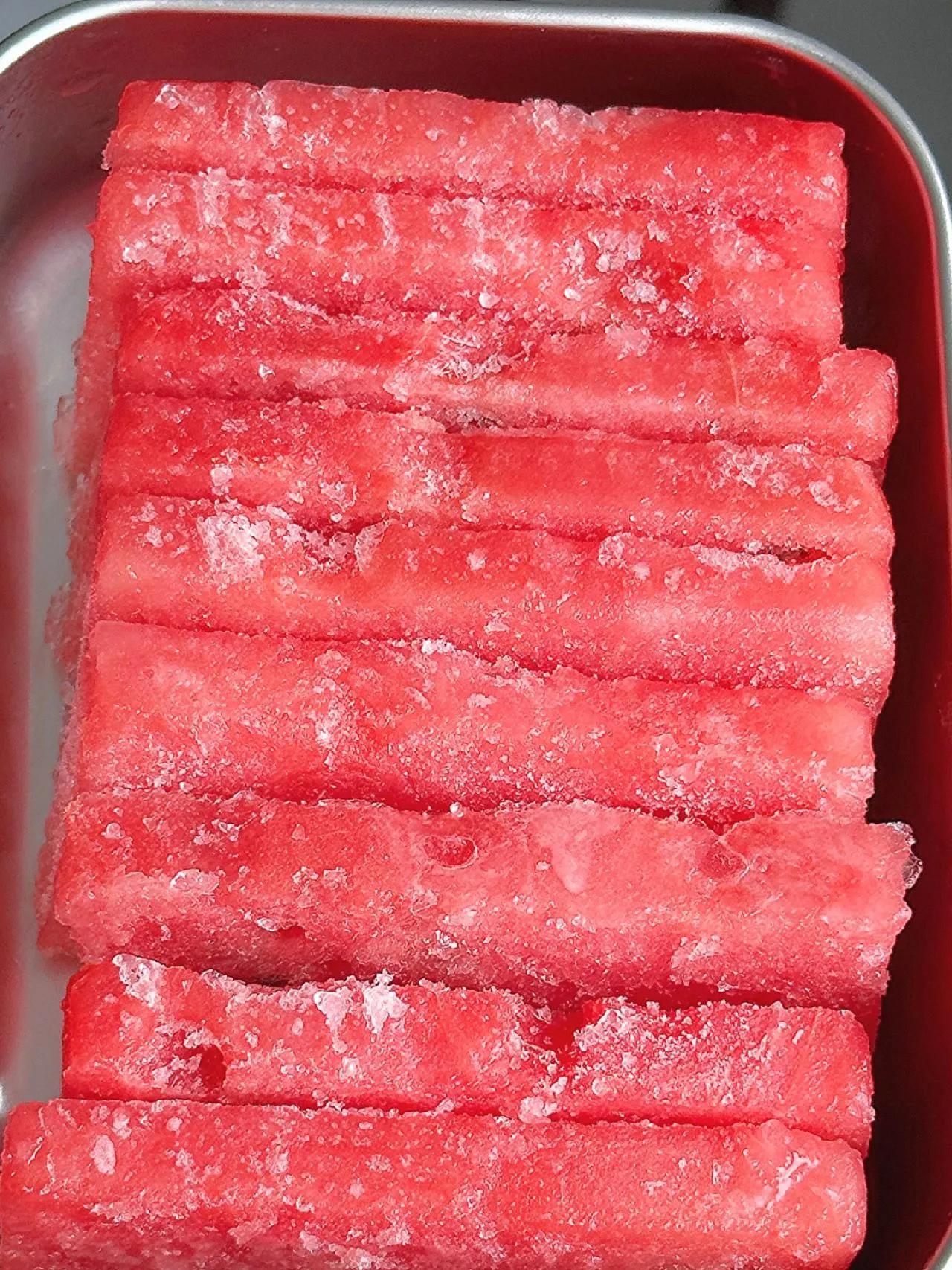 炎热夏天，没什么比咔嚓一口西瓜脆片更爽的！
做法：
1、西瓜去皮，切成长方形薄片