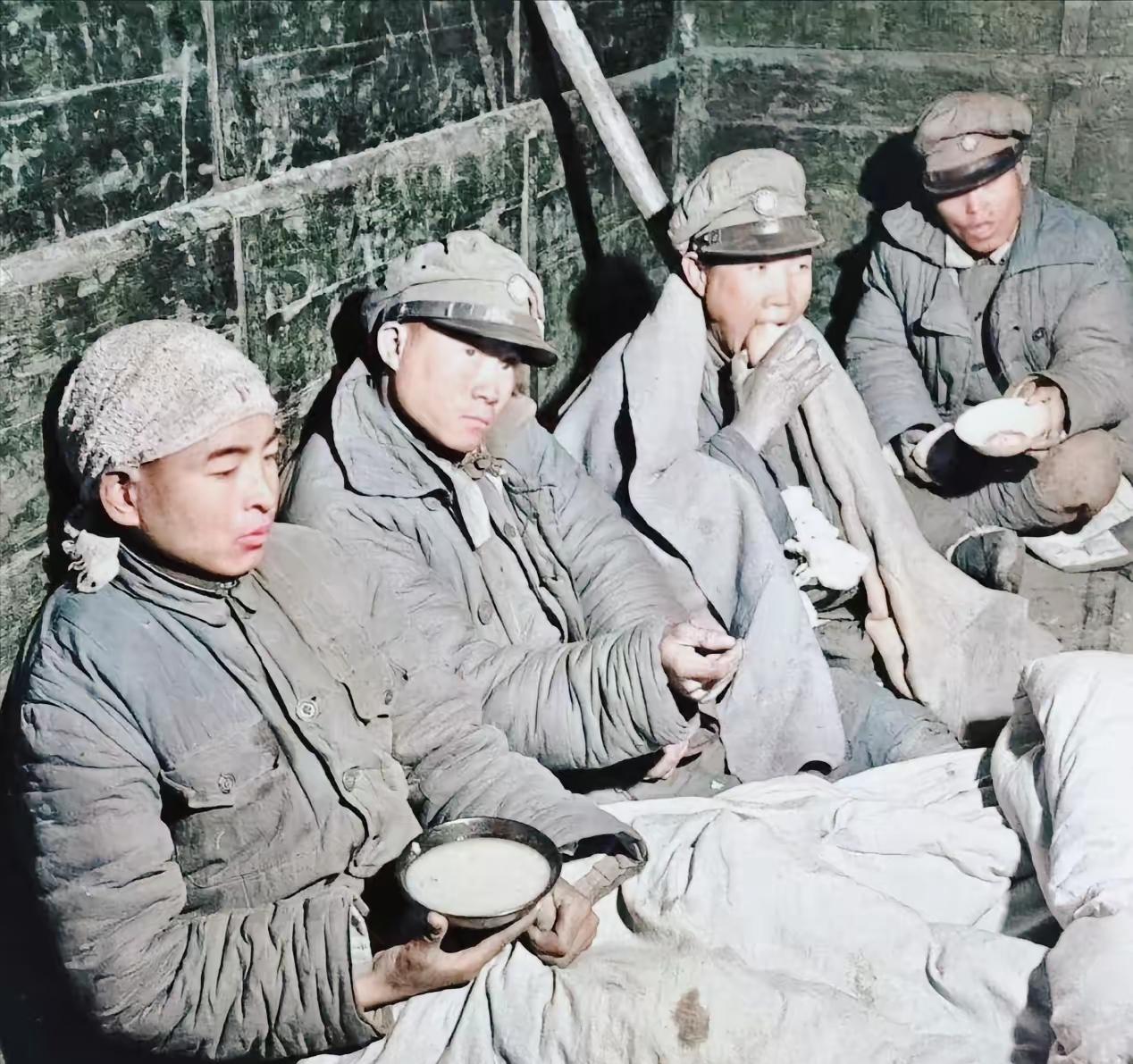 1948年12月，安徽双堆集。国民党一名副班长饿得发慌，摸进解放军阵地讨饭。连吞